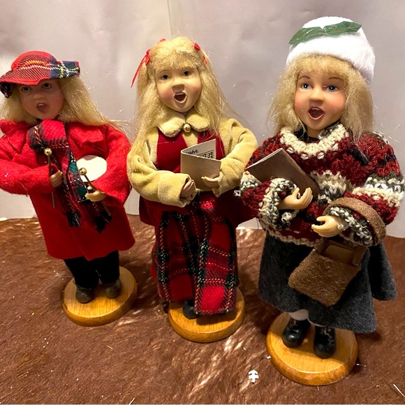 SET VICTORIAN FAMILY CHRISTMAS CAROLERS ELEGANT LADY BOYS GIRLS SINGER FIGURINES - Picture 4 of 8